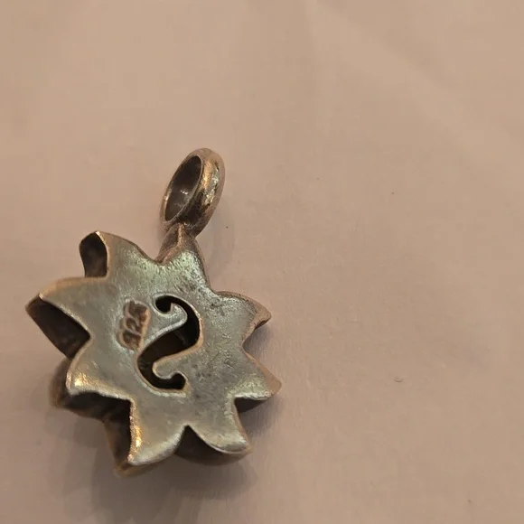 Silver flower pendant - Picture 2 of 2